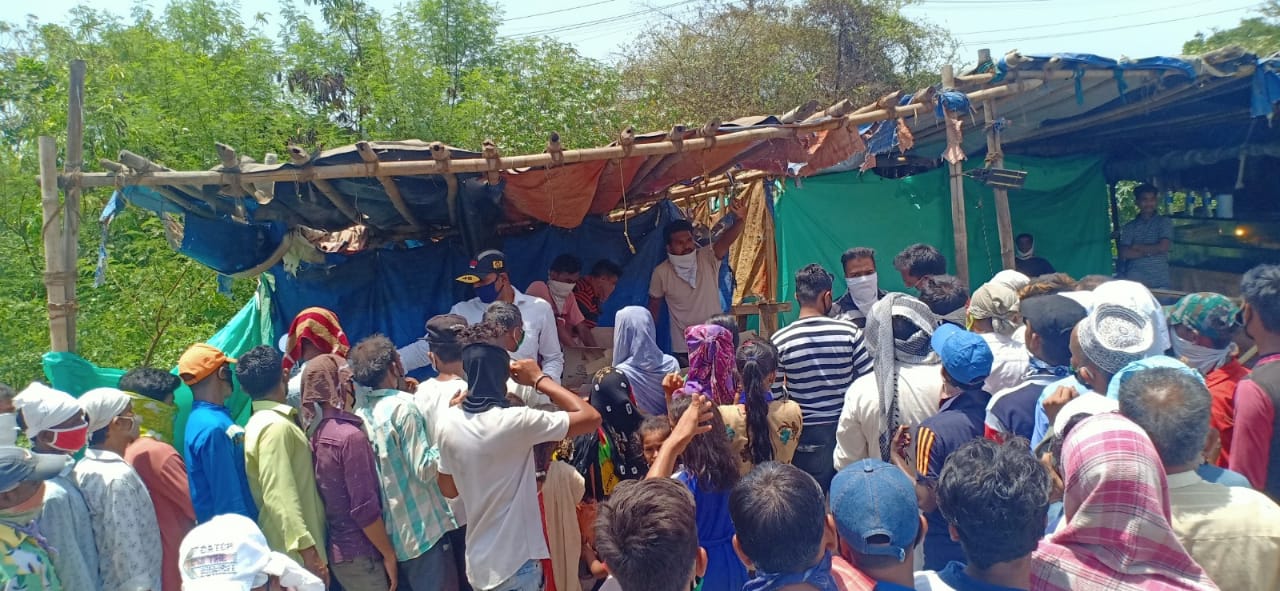 Distribution of Food packets to migrants   