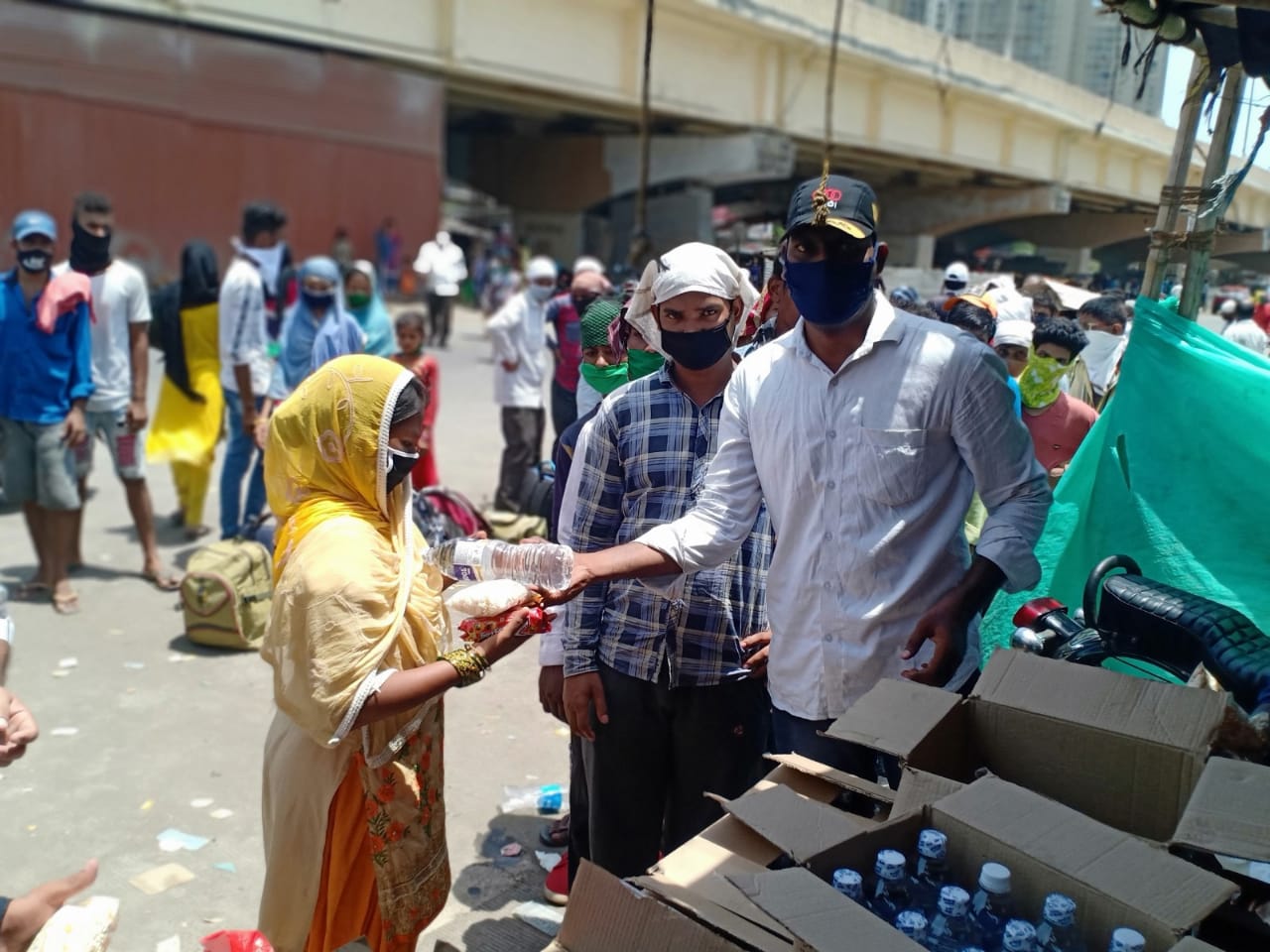 Distribution of Food packets to migrants   
