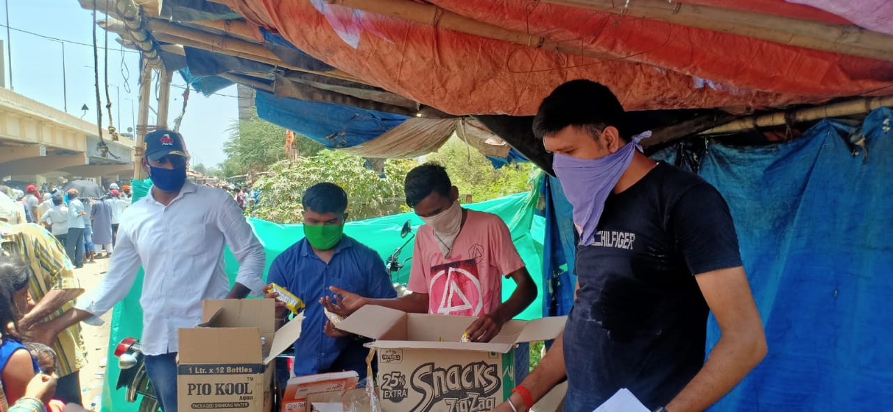 Distribution of Food packets to migrants   