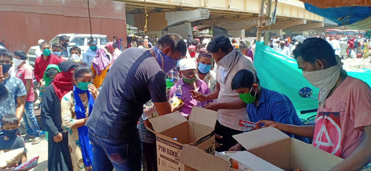 Distribution of Food packets to migrants   