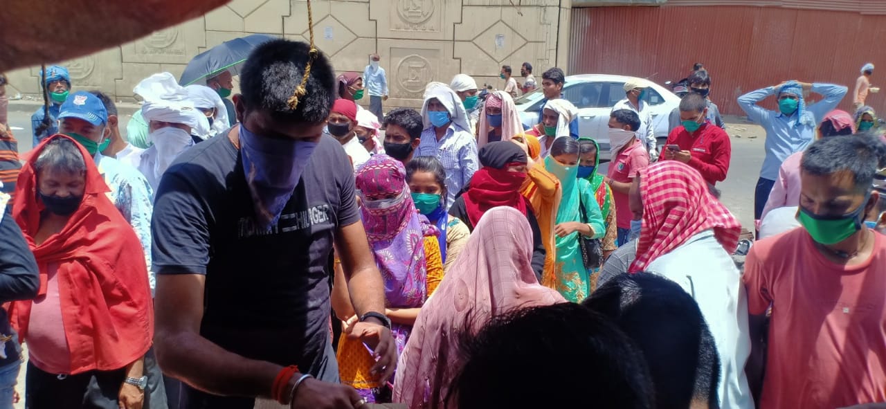 Distribution of Food packets to migrants   